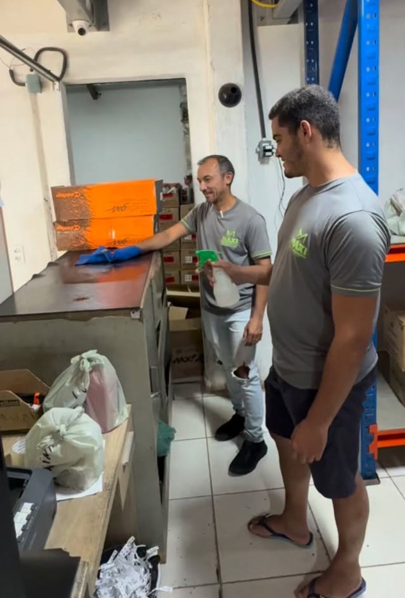 Equipe da Máxi trabalhando no balcão da loja