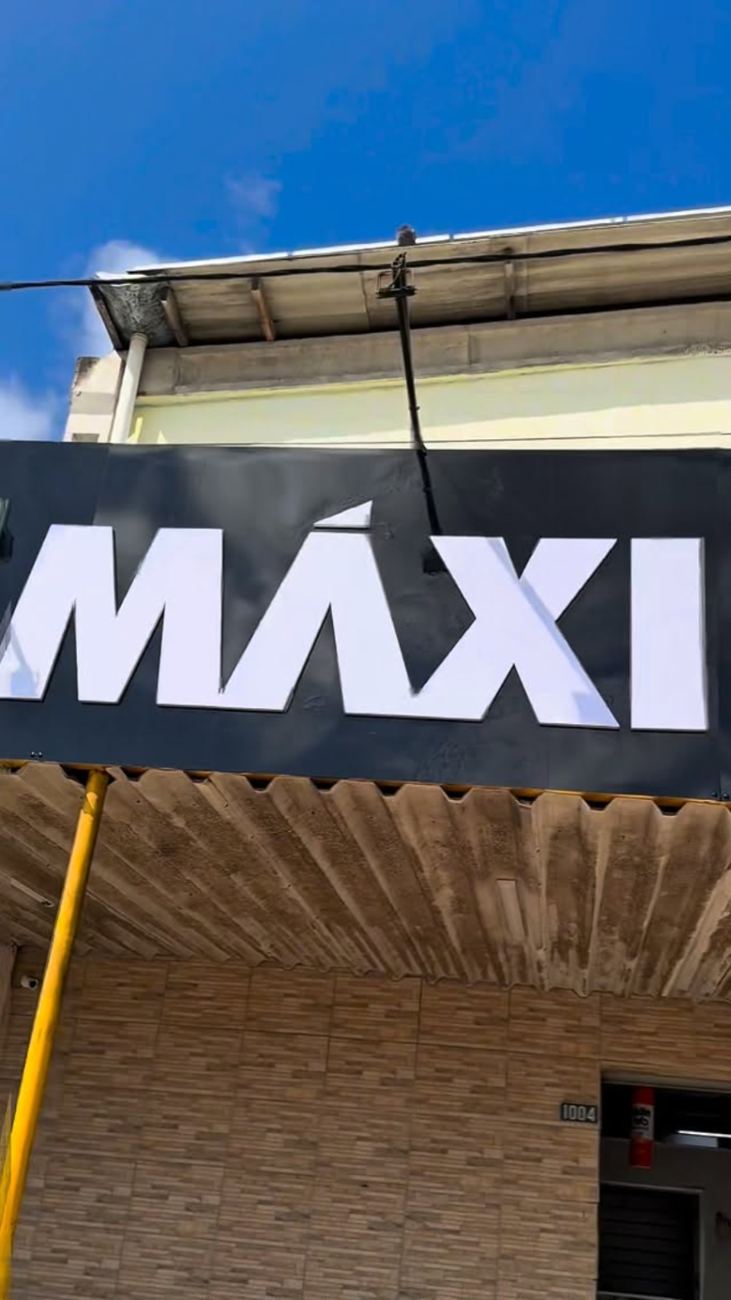 Fachada da Máxi Distribuidora na Av. Maranguape, 1004